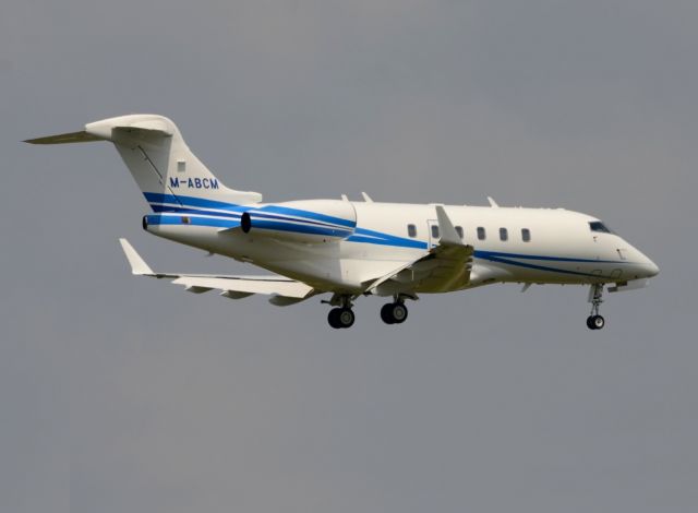 Bombardier Challenger 300 (M-ABCM)