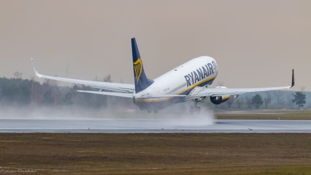 Boeing 737-700 (EI-GXH)