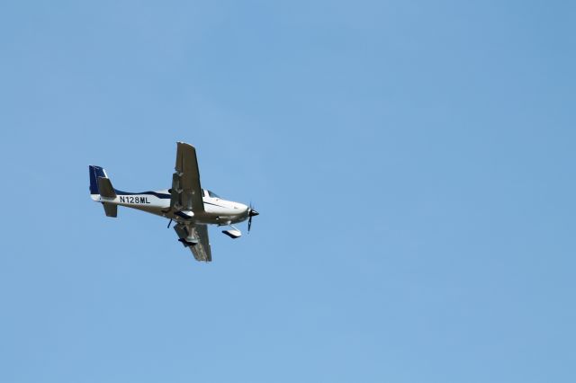 Cirrus SR-22 (N128ML) - Tiny Piper landing at Logan on 22L.