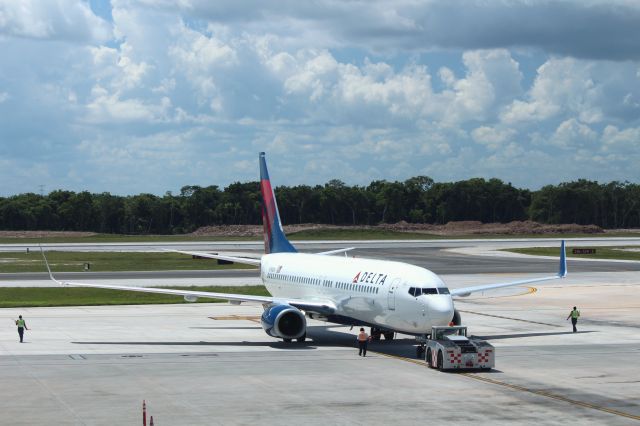 Boeing 737-800 (N398DA)