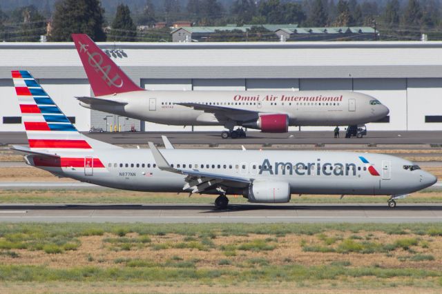 Boeing 737-800 (N877NN)