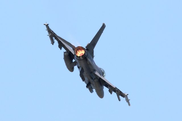 Lockheed F-16 Fighting Falcon —