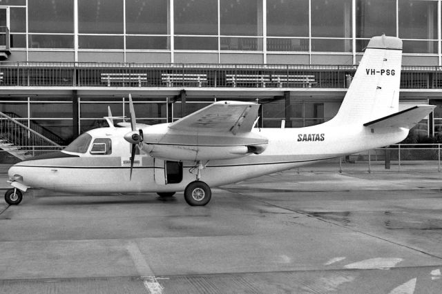 VH-PSG — - SAATAS - AERO COMMANDER 680E COMMANDER - REG VH-PSG (CN 422-96) - ESSENDON MELBOURNE VIC. AUSTRALIA - YMEN 6/11/1978