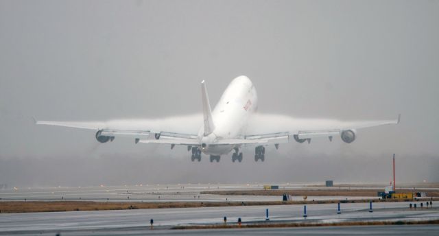 Boeing 747-200 — - Creating some Condensation Clouds while taking off out of Memphis