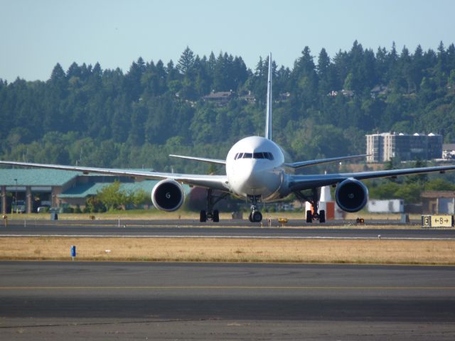 BOEING 767-300 (N302UP)