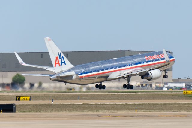 BOEING 767-300 (N361AA)