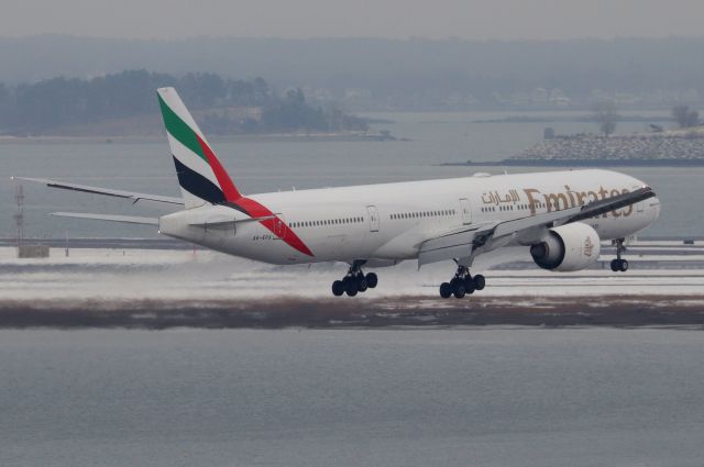BOEING 777-300 (A6-EPX) - 'Emirates 74 Alpha' landing on 22L