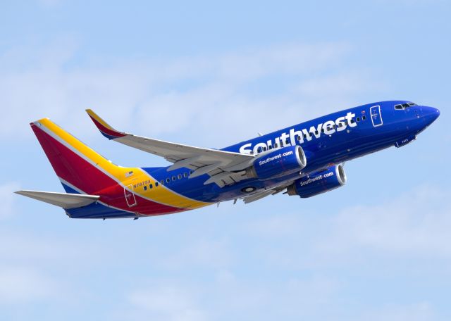 Boeing 737-700 (N7875A)