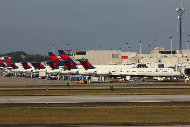 McDonnell Douglas MD-88 (N916DE)