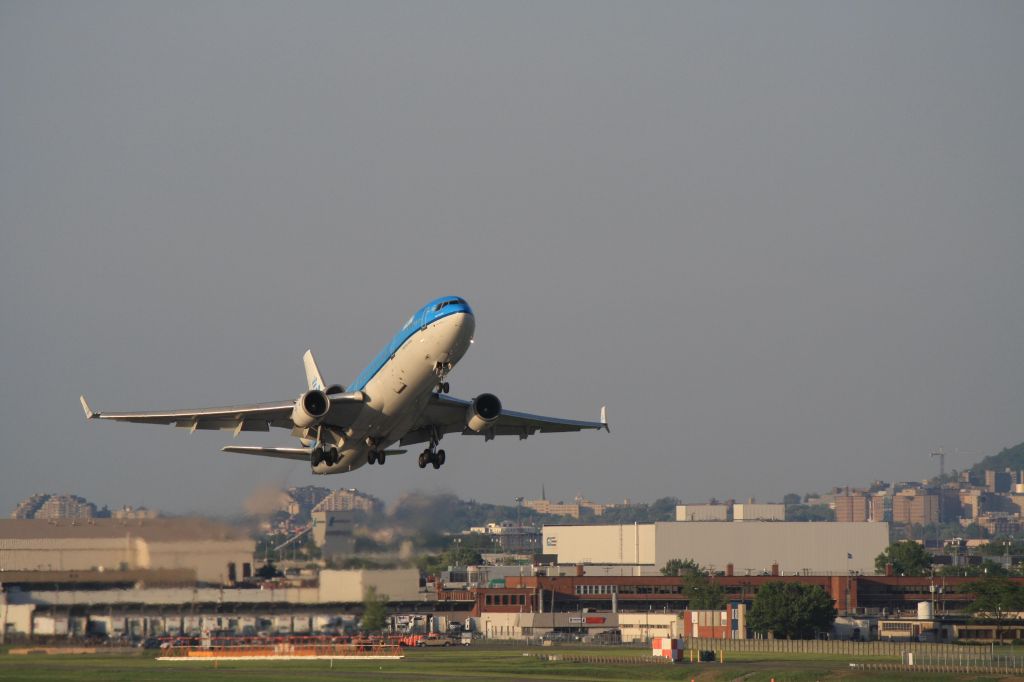Boeing MD-11 (PH-KCK) - Off to Amsterdam