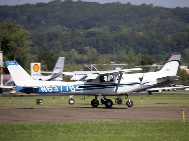 Cessna 152 (N6377B) - Landing runway 08.