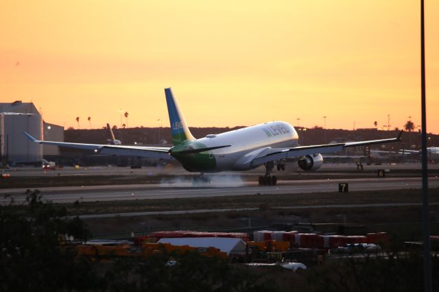 Airbus A330-200 (EC-NNH)