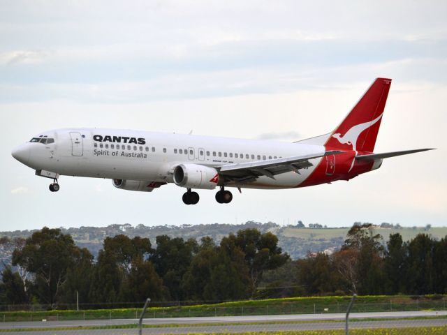 BOEING 737-400 (VH-TJS) - A Qantas old girl on short finals for runway 05. Thursday 12th July 2012.