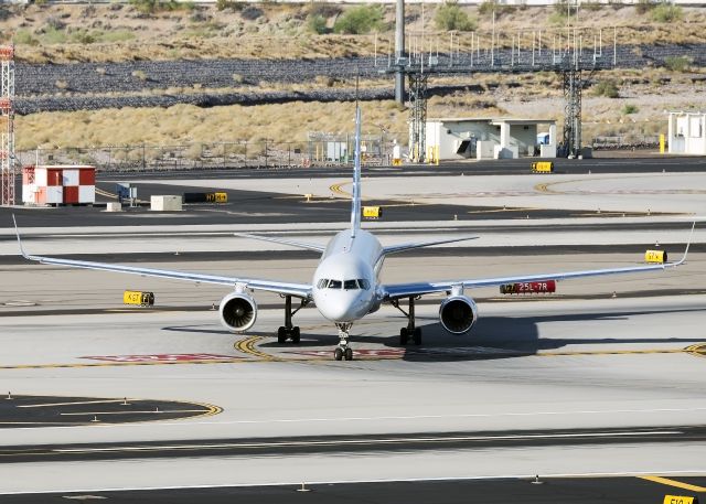 Boeing 757-200 (N204UW)