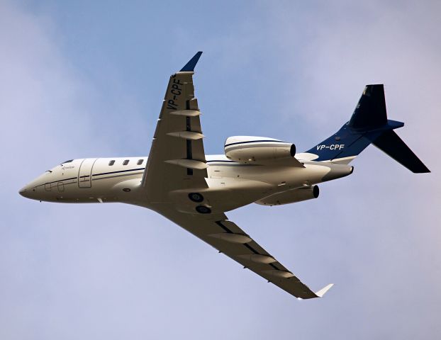 Bombardier Challenger 300 (VP-CPF)