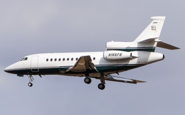 Dassault Falcon 900 (N166FB)