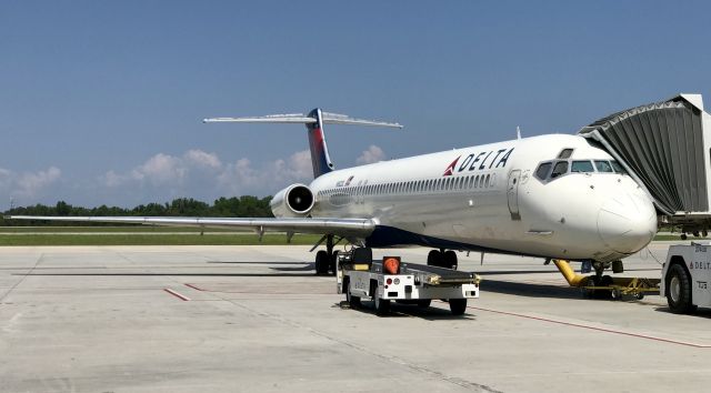 McDonnell Douglas MD-88 (N982DL)