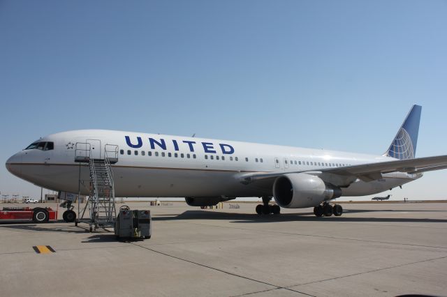 BOEING 767-300 (N670UA)