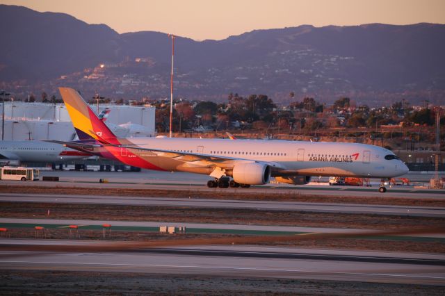 Airbus A350-900 (HL8360)