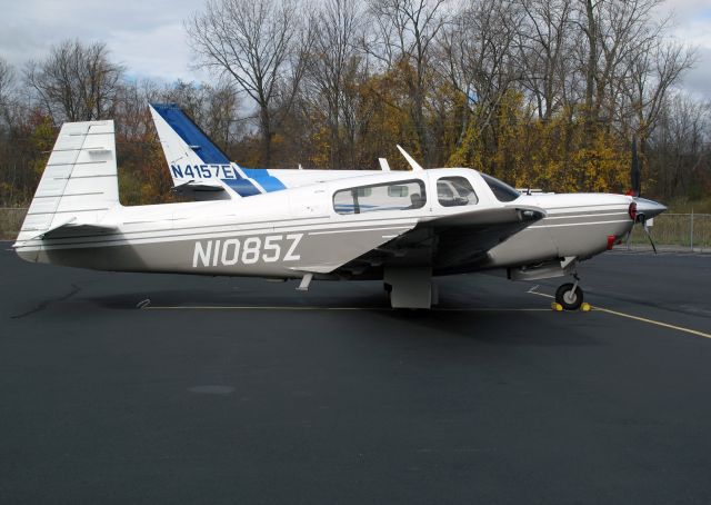 Mooney M-20 Turbo (N1085Z) - More than 225 kts at altitude! On the RELIANT AIR ramp, where you find the lowest fuel price on the Danbury (KDXR) airport.