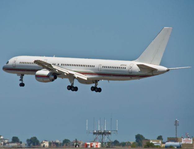 Boeing 757-200 (N757SS) - Call sign Paradigm757 into Logan to pick up a MLB sports charter @ KBOS Logan !