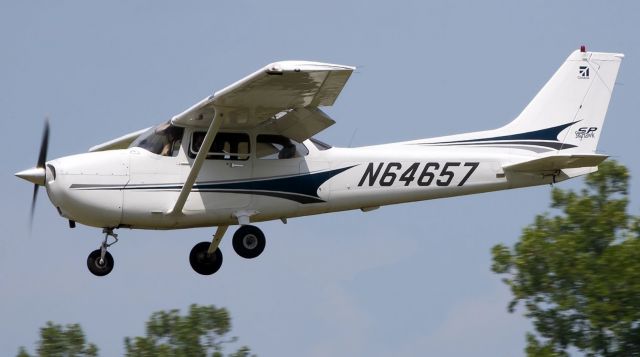 Cessna Skyhawk (N64657) - 2004 CESSNA 172S