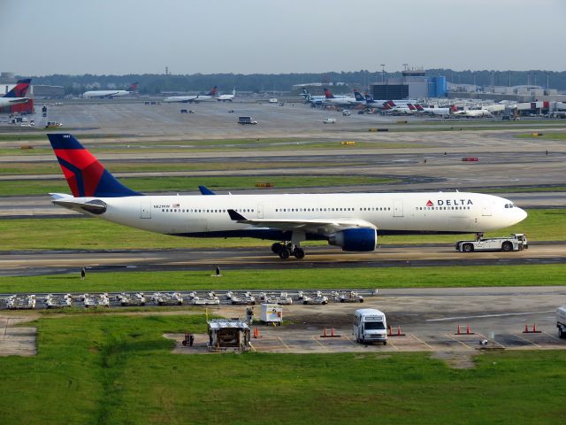 Airbus A330-300 (N821NW)