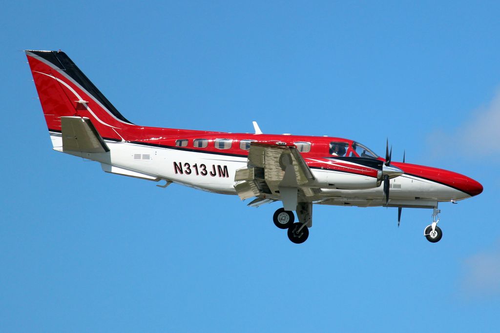 Cessna Conquest 2 (N313JM) - On short finals for rwy 7 on 16-Oct-22 returning from a two-night visit to KPDK.