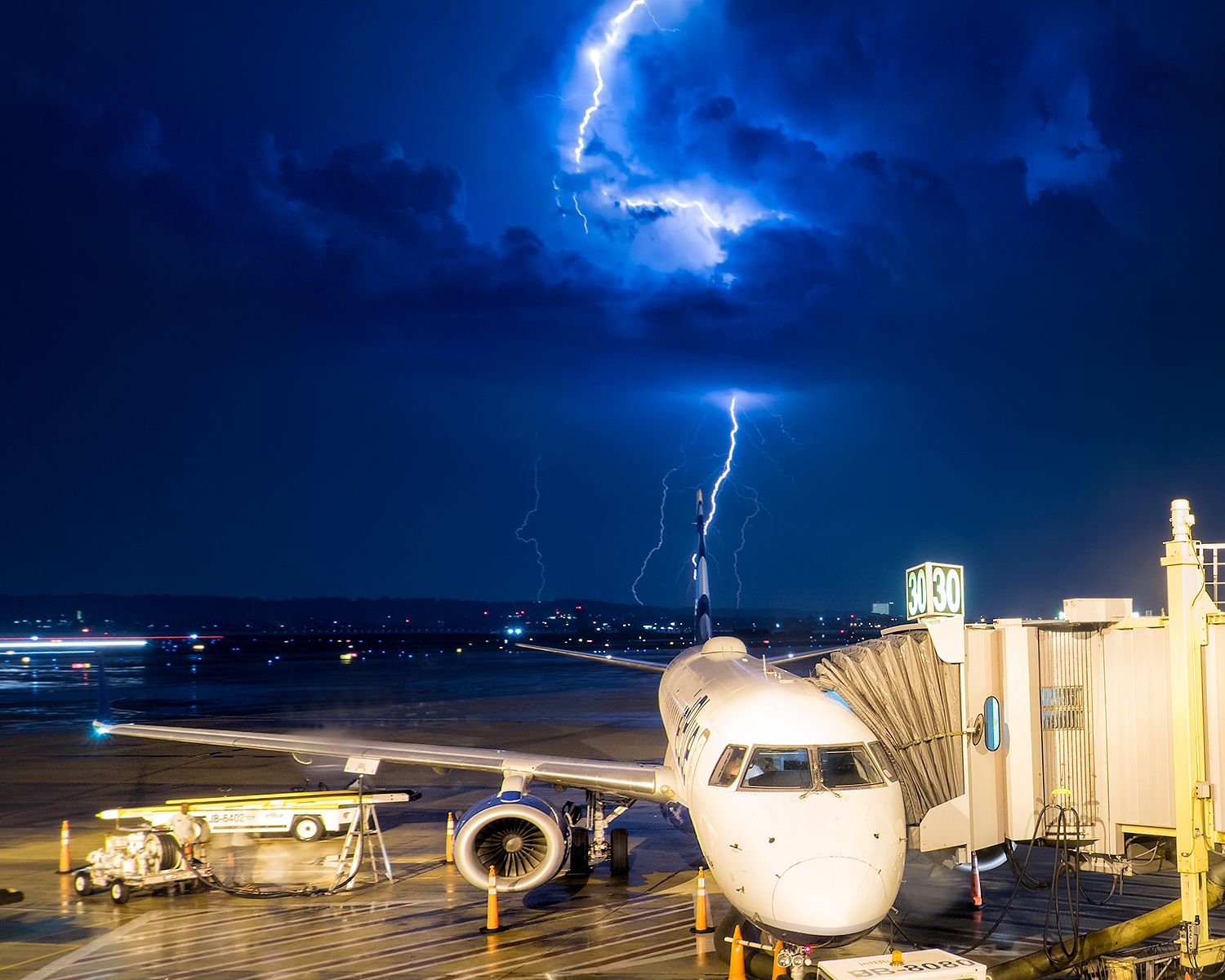 Embraer ERJ-190 — - Thunderstruck in DC