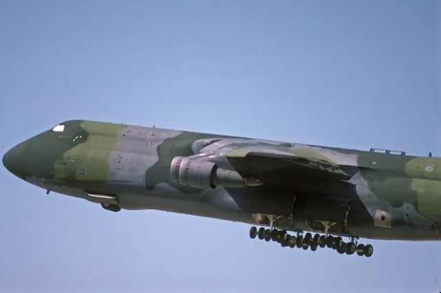 Lockheed C-5 Galaxy (85-0004) - Lockheed C-5B 85-0004 at Travis Air Force Base on September 13, 1991. The main landing gear bogies rotate ninety degrees around the vertical axis before they retract into the fuselage.