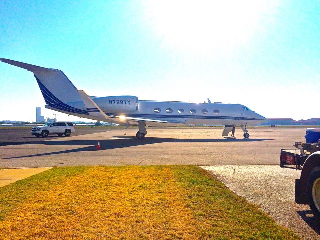 Gulfstream Aerospace Gulfstream IV (N729TY) - Gulfstream waiting for passengers for next trip