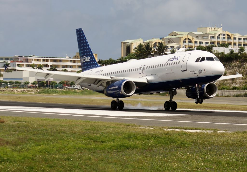 Airbus A320 (N658JB)