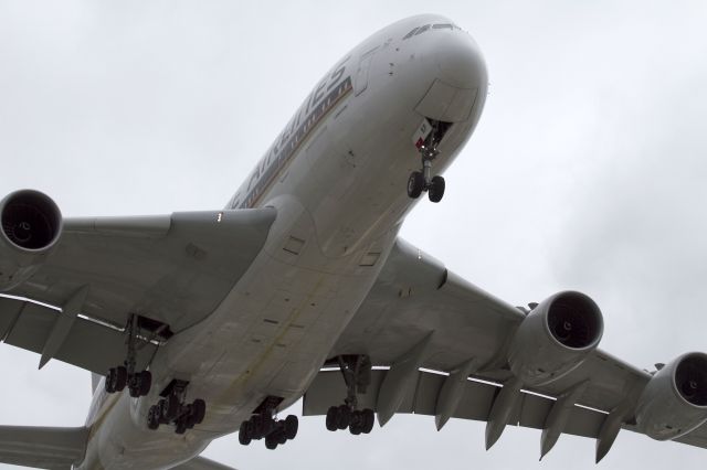 Airbus A380-800 — - Singapore Airlines Airbus A380 landing at Sydney Airport.