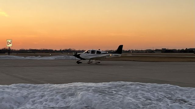 Cirrus SR-22 (N82VT) - N82VT, a 2014 Cirrus SR22 Turbo (G5), taxing in the final minutes of the late winter sun. 2/27/22. 