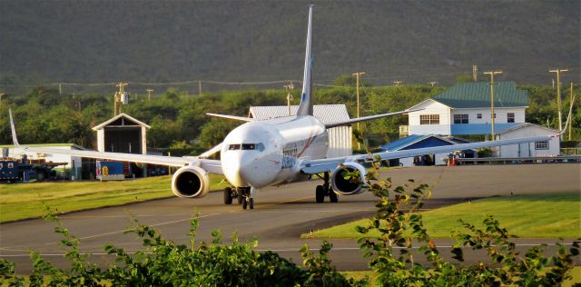 Boeing 737-800 (C-GTQX)