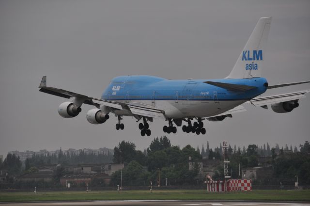 Boeing 747-400 (PH-BFM) - KLM flying giant B747-400 on final to ZUUU20R