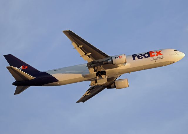 BOEING 767-300 (N106FE)