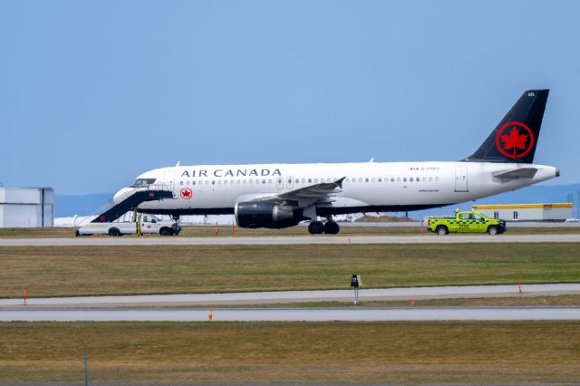 Airbus A320 (C-FKPT) - Runway 07/25 apron