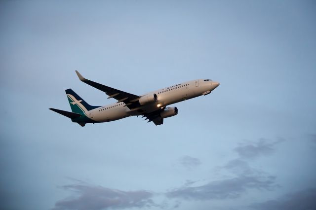 Boeing 737-700 (9V-MGI) - Takeoff