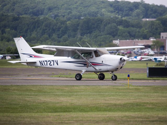 Cessna Skyhawk (N1727V) - A hot day... 15 JUL 2016.