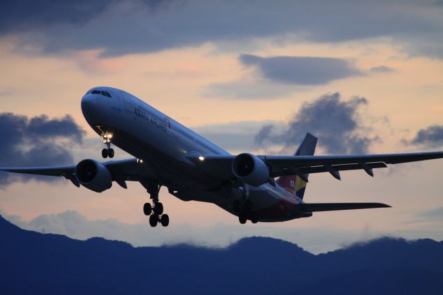 Airbus A330-300 (HL7754)