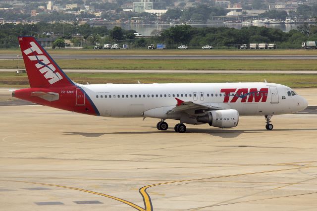 Airbus A320 (PR-MHE)