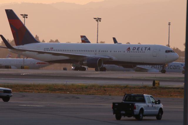 BOEING 767-300 (N195DN)