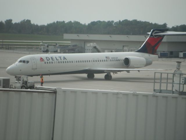 Boeing 717-200 (N981AT) - No eyebrow windows. This is a newer (2003-2006) Boeing 717-200.