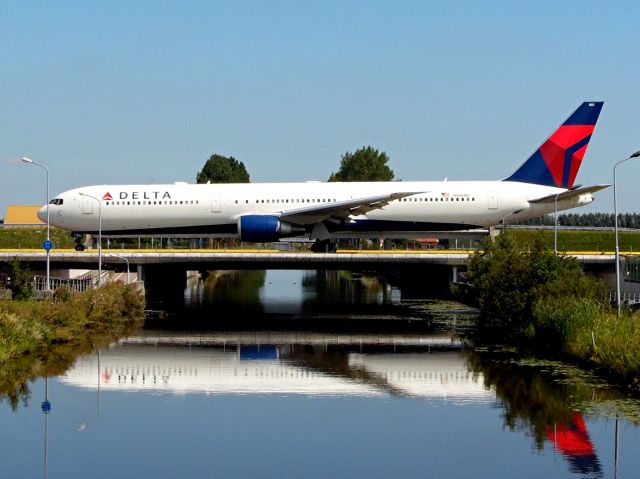 BOEING 767-400 (N826MH)