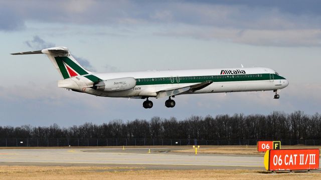 McDonnell Douglas MD-82 (I-DACW) - 1991 McDonnell Douglas MD-82 Alitalia (Dec 25, 2008)