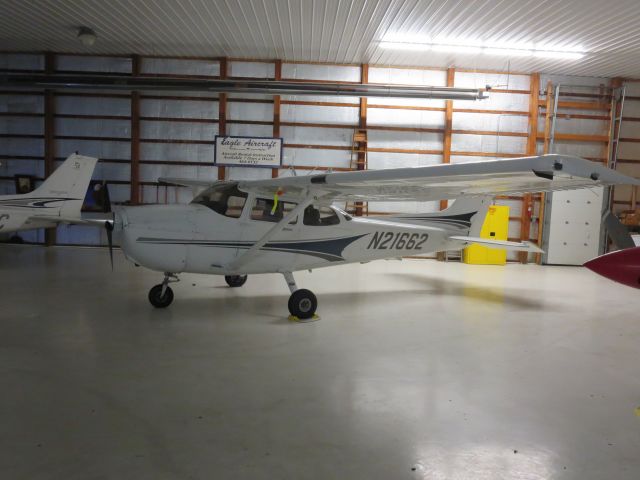 Cessna Skyhawk (N21662) - Another Eagle workhorse, "Steam Gauge" Cessna C172SP Skyhawk. My flyer today!