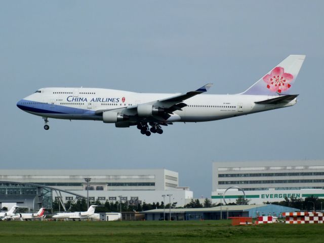 Boeing 747-400 (B-18207)