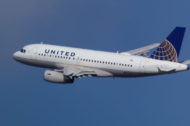 Airbus A319 (N817UA) - N817UA turns to 360' on departure from Cleveland Hopkins as UA552 to LAX June 25th 2014 / Geoff Cook