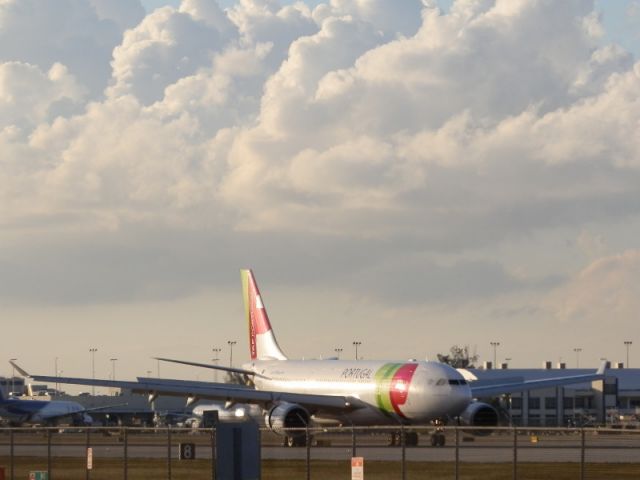 Airbus A330-200 (CS-TOL)